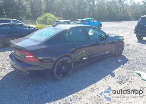 2024 Volvo S60 B5 Plus Black Edition z USA, uszkodzony, nr VIN 7JRL12TH0RG308329